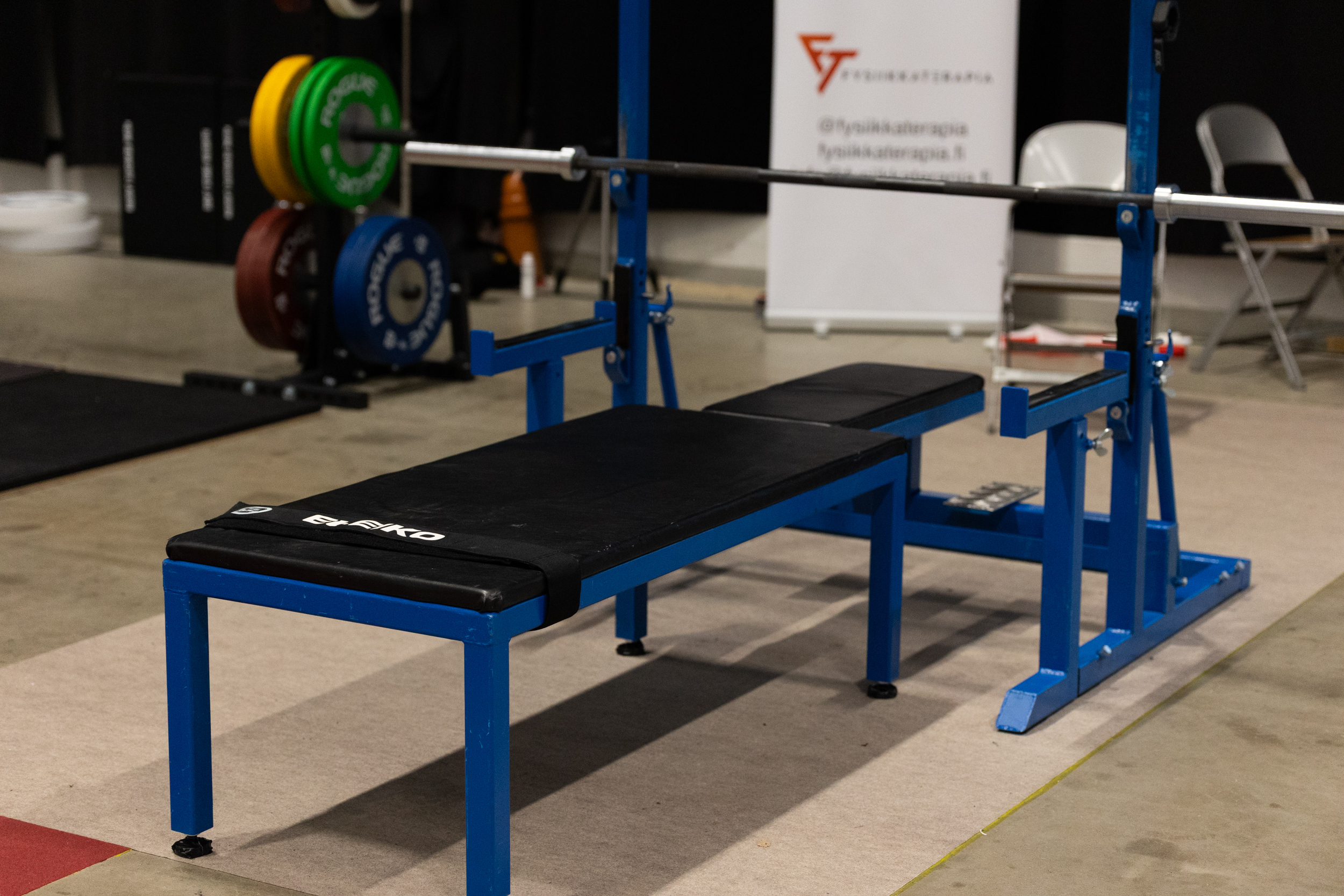 Kuvassa parapenkkipunnerruksen penkki